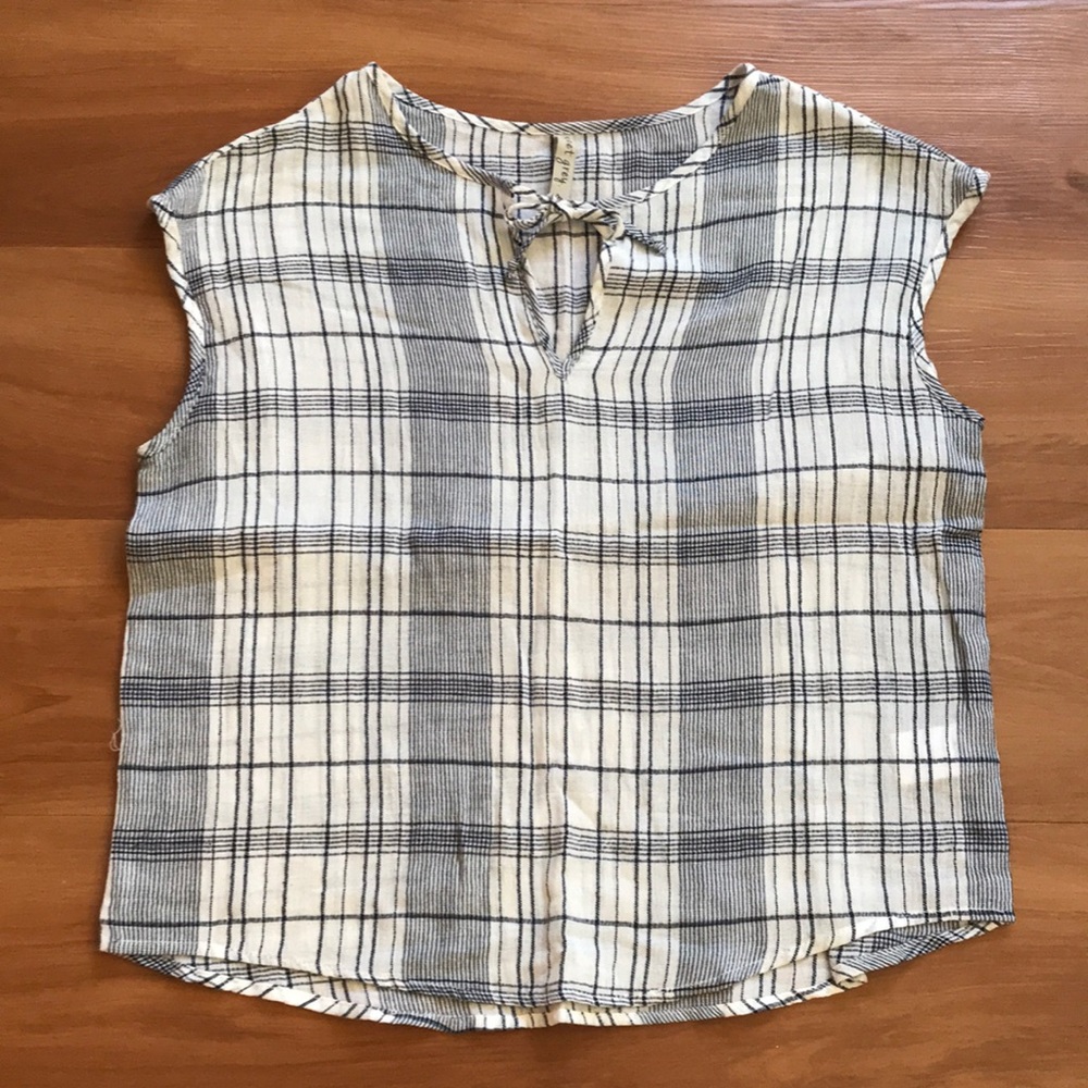 Sweet Grey Plaid Top. Size Medium Petite